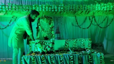 Photo of बाबा अमरनाथ बर्फानी समिति के द्वारा प्रभु विश्वनाथ की बर्फ की शिवलिंग बनाकर झांकी सजाई गई