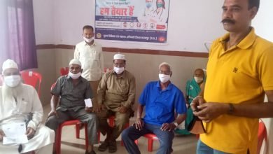 Photo of मक्सी स्वास्थ्य केंद्र पर कोरोना का टीका लगाने का कार्य जारी 1 दिन में 120 लोगों का रख रहे हैं लक्ष्य