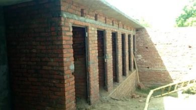 Photo of मॉडल शौचालय निर्माण कार्य कराया जा रहा है घटिया सामग्री से