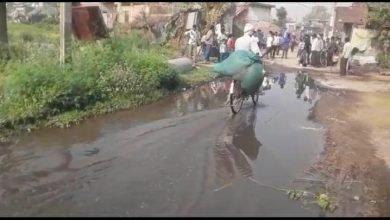Photo of रास्ता खराब नाली टूटी होने के कारण रास्ते में पानी गांव में भरा ग्रामीण परेशान