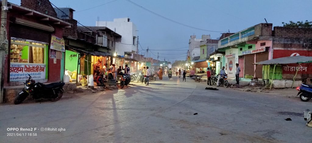  शनिवार शाम इस तरह रही बामौरीशाला मे भीड़