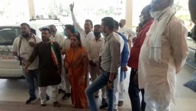 Photo of कलेक्ट्रेट में लगे नगरपालिका मुर्दाबाद और जिला प्रशासन हाय-हाय के नारे