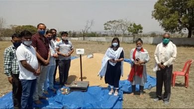 Photo of कोरोना संक्रमण के डर के बीच शनिवार को नगर के आदिनाथ वेयर हाउस में समर्थन मूल्य पर गेहूं खरीदी का श्रीगणेश हो गया। तौल-कांटे का पूजन कर किसानों से खरीदी की गई
