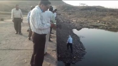Photo of 1 दूषित पानी के खिलाफ ज्ञापन के बाद प्रशासन आया हरकत में घाटो पर पहुँचकर लिये पानी के सेम्पल।  2 पिछले 5 से 6 महीनों से वितरित किया जा रहा बदबूदार कीड़े वाला पेयजल।