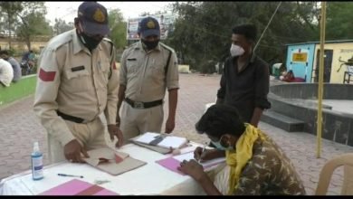 Photo of मैं कोरोना दूत हूँ   कोरोना वायरस संक्रमण से बचाव हेतु पुलिस अधीक्षक की अनोखी पहल – मास्क ना पहनने वालों से लिखवाया निबंध – हाथों पर लगाई “मैं कोरोना दूत हूं” लिखी सील
