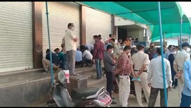 Photo of नरसिंहपुर कलेक्टर ने गोटेगांव की सडकों पर पैदल मार्च निकालकर सक्रंमण से बचाव की समझाइश, जुर्माना के साथ, दो दुकाने की सील