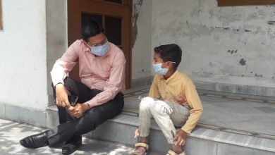 Photo of शहर के गोदावरी स्टेट कॉलोनी स्थित खुला आश्रय स्थल में मासूम बच्चे से बातचीत करते जिलाधिकारी पुलकित खरे*