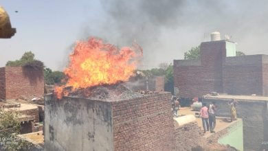 Photo of झौंपड़ियों में लगी आग जिसमें अशोक कुमार पुत्र राजपाल सिंह का गाँव के बाहर घेर है जिसमें बुरजी बिटोरे तथा गाय बंधी थी आग लगने से गाय बुरी तरह झुलसकर मर गई एवं अन्य सामान जलकर राख हो गया