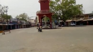 Photo of लॉक डाउन का दिखा असर बाजार रहा बंद सड़कें दिखी सूनी कामकाजी लोग ही दिखे बाहर सब्जी मंडी सब्जी ठेला और दूध डेयरियों पर नहीं दिखा कोरोना नियमों का पालन