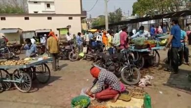Photo of प्रशासन कुछ भी कहे हम नहीं सुधरेंगे सब्जी मंडी और रोड़ों पर बिना मास्क के घूम रहे हैं लोग मास्क ना लगाने पर लोग खा चुके हैं जेल की हवा