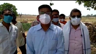 Photo of एस.ड़ी.एम गुढ़ एवं पी.डब्ल्यू.ड़ी के अधिकारियों द्वारा ग्राम दुआरी के लंकाटोला पहुँचमार्ग में धोबा नाला निर्माण के लिए किया गया ले-आउट ।