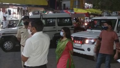 Photo of एसडीएम ने की कार्यवाही, बिना मास्क के 22 के विरुद्ध चालान और 7 दुकाने 24घण्टे के लिए सील संक्रमण अधिक न फेल पाए इसलिए प्रशासन कर रहा शक्ति