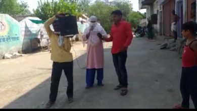 Photo of कोरोना महामारी के समय आंगनवाड़ी कार्यकर्ता की पहल ला रही रंग ग्राम के बुजुर्गों को स्वयं के वाहन से ले जा रही कोविड-19 का टीका लगवाने