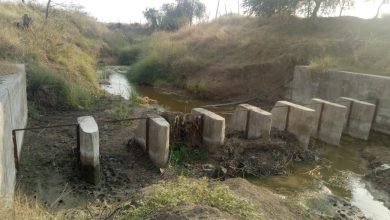 Photo of दो साल बाद भी अधूरा पड़ा स्टाप डेम, राशि निकाल कर हड़प गए सरपंच-सचिव स्टाप डेम के नाम पर पानी में बहा दिए लाखों रूपए