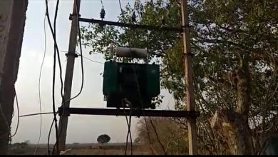Photo of एक तरफ कोरोना महामारी की मार दूसरी तरफ अंधकार में जीने को मोहल्ला वासी मजबूर नहीं लेने वाला कोई गरीब की शुद