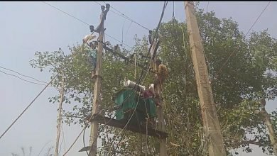 Photo of एक माह अंधेरे में गुजारा अब उजाला देख खिले ग्रामीणों के चहरे दिवाकर न्यूज़ की खबर का हुआ असर