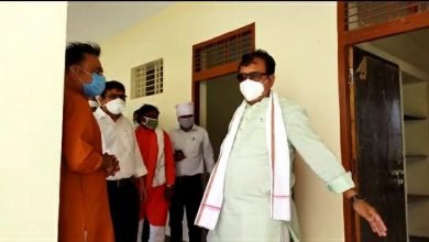 Photo of मंत्री के निरीक्षण के दौरान हुआ मधुमखियों का हमला।बाल बाल बचे मंत्री विजय शाह।