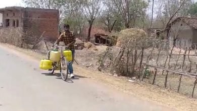 Photo of जल की समस्या से परेशान ग्रामीण  बोर वेल का घटा वाटर कोप कई बोरवेल पड़े खराब