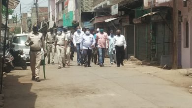 Photo of एस, डी, एम नीलमणि अग्निहोत्री निकले सड़को पर बेपरवाह लोगो पर की चालानी कार्यवाही प्रसानिक अमला भी रहा मौजूद