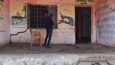 Photo of जर्जर हालत में खड़ी आंगनबाड़ी, प्रवेश से कतरा रहे ग्रामीण टीकाकरण के लिये लोगो को घर-घर जाकर बुला रही एएनएम