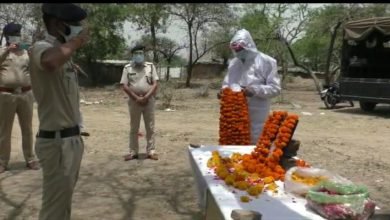 Photo of कोरोना संक्रमण के चलते शमशाबाद क्षेत्र थाना में पदस्थ आरक्षक इरफान खान का कोरोना से हुआ निधन एडिशनल एसपी संजय साहू ने गॉड ऑफ ऑनर का दर्जा दिया