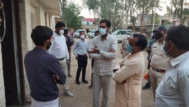 Photo of कोरोना नियंत्रण प्रभारी मंत्री एवं विधायक ने शाढ़ौरा स्वास्थ केंद्र का किया निरीक्षण विधायक और मंत्री ने कोरोना संक्रमित मरीजों का किया उत्साह वर्धन मरीजो को दी जा रही स्वास्थ सुविधाओं के वारे में ली जानकारी