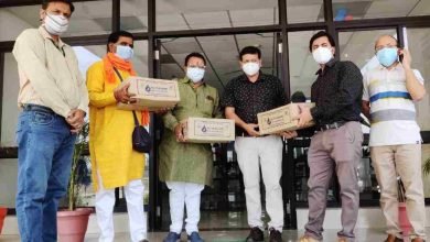 Photo of मुरलीवाला फाउण्‍डेशन द्वारा मेडिकल कॉलेज को दो हजार पानी की बोतल भेंट की वो गयी