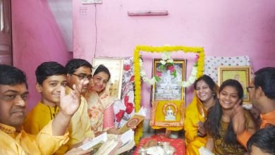 Photo of जैन मिलन द्वारा घरों में मनाई गई महावीर जयन्ती पूजन,विधान एवं आरती के साथ बाल महावीर को पालने में भी झुलाया गया