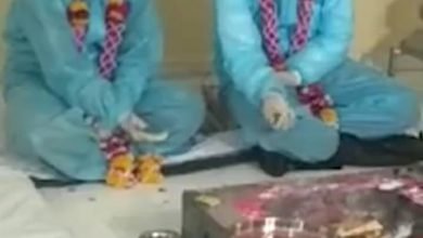 Photo of PPE किट में शादी लड़का पॉजिटिव था, इसलिए शादी रुकवाने पहुंचे अफसर, बुजुर्गों की मिन्नतके आगे झुके; रिश्तेदारों ने वीडियो कॉल पर दिया आशीर्वाद