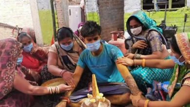 Photo of शादी समारोह पर कोरोना का ग्रहण – दूल्हे के हाथ में तलवार या कटार की जगह सेनेटाइजर – बैंड-बाजा-बारात के बिना सन्नाटे में हो रही शादियां