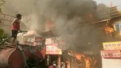 Photo of इंदौर के नौलखा चौराहे पर आगजनी की भीषण घटना में एक शख्स जिंदा जला