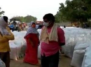 Photo of गेहूँ खरीदी केन्द्र रायपुर कर्चलियान में काफी अनियमितता खरीदी प्रभारी रोहित तिवारी अपनें दायित्व को छोड़कर कूलर पंखा लगाकर घर में कर रहे आराम,भगवान भरोसे हो रही है खरीदी