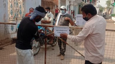Photo of कोरोना संक्रमण को रोकने के लिए नरवर नगर परिषद ने की कार्यवाही। लगाए बैरिकेट्स बाहरी लोगों की आवाजाही बन्द