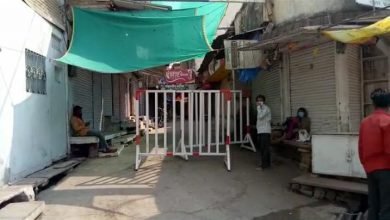 Photo of अशोकनगर।बढ़ते कोरोना मामलों को लेकर प्रशासन ने सख्ती। सख्ती के बाद भी लोगों द्वारा की जा रही है लापरवाही। बाजार से जुड़ी गलियों को बेरिकेटिंग कर किया बन्द।