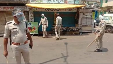 Photo of अशोकनगर पुलिस ने पैदल मार्च निकालकर लोगों को दी समझाइस। बेबजह बाजार में घूमने वालों पर किया लाठीचार्ज।