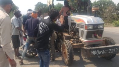 Photo of आरोन थाना क्षेत्र के मोहरी रोड पर ट्रैक्टर और बाइक की आपस मे भिंडत।  बाइक सवार 2 युवक गंभीर घायल,जिला अस्पताल रेफर।