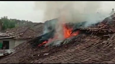 Photo of मकानों में आग लगने से घरेलू सामान जला  4 भाइयों के मकानों में लगी आग – सब कुछ जलकर हुआ राख – 22 मई को परिवार में है शादी