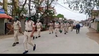 Photo of पिपरई में पुलिस प्रशासन एवं राजस्व विभाग ने फ्लैग मार्च निकाल लोगों को घर में रहने का दिया संदेश
