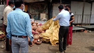 Photo of गंजबासौदा।सडक पर बिक रहे मटके किए जप्त  सड़क पर बिक रहे मटको को एसडीएम ने नगरपालिका की गाड़ी में भरवाकर किए जप्त।  बच्चों ने लाख की विनती लेकिन नहीं माने प्रशासन के अधिकारी।