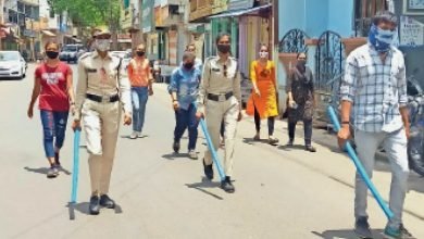 Photo of कोरोना महामारी को लेकर पुलिस ने जागरूक महिला और पुरुषों का बनाया वाट्सएप ग्रुप पैदल मार्च करते हुए थाने की टीम व ग्रुप के सदस्य।*