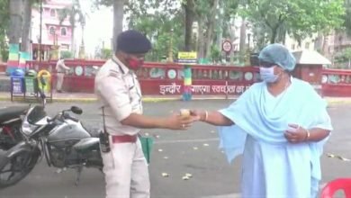 Photo of इंदौर।प्रधान आरक्षक अनिता शर्मा ड्यूटी के साथ कर रही सेवा कार्य  कोरोना काल मे केरी का पना, शा.कर्मियों में बांट रही