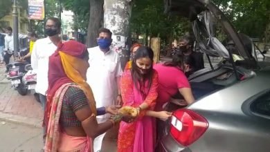 Photo of इंदौर। शासकीय अस्पतालों के बाहर समाजसेवी बांट रहे भोजन