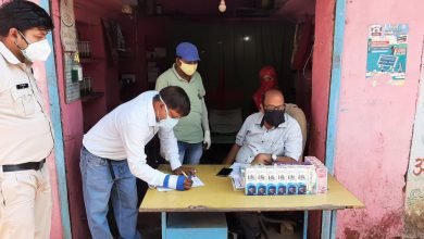 Photo of शाढ़ौरा।प्रशासन ने कस्बे में भ्रमण कर की कार्यवाही, 4 बंगाली दवाखाने सील और 3 कियोस्क सेंटर कराये बंद।