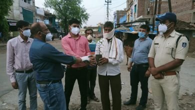 Photo of बरोदिया कला। तहसीलदार ने की चालानी कार्यवाही, पौधा भेंट कर दी घर मे रहने की हिदायत।