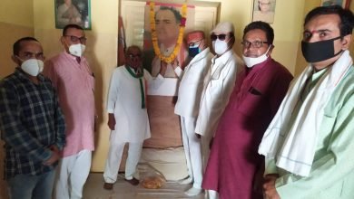 Photo of भिंड जिला कोंग्रेस , एवं नगर कोंग्रेस कमेटी के द्वारा संयुक्त तूप से स्व राजीव गांधी जी की पुण्य तिथि पर नगर कांग्रेस कार्यालय भूता कोठी पर पुष्पांजलि अर्पित कर