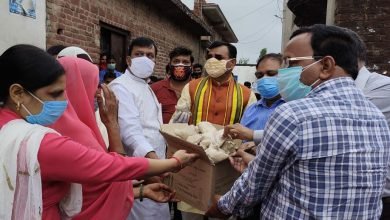 Photo of पीलीभीत :-ग्राम वासियों की सुध लेने पहुंचे विधायक संजय सिंह  आयुर्वेदिक आयुष योग के पैकेट फ़्री मे वितरण किये