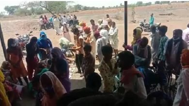 Photo of रतलाम में सेल्समैन की मनमानी से कोरोना काल में राशन के लिए परेशान हो रहे हैं ग्रामीण