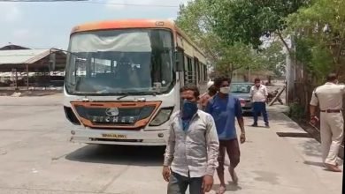 Photo of महू। कोरोना कर्फ्यू का उल्लंघन करने वाले आलू चिप्स कारखाने पर प्रशासन ने दबिश देकर 40 मजदूरों को किया गिरफ्तार।