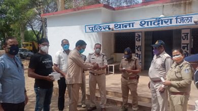 Photo of शाढ़ौरा। शाढ़ौरा पुलिस स्टाफ का किया सम्मान, माऊथ फ्रेश स्प्रे का किया वितरण