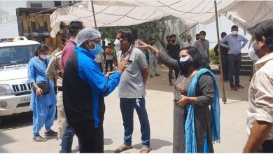 Photo of रतलाम जांच कराने के लिए ई पास मांगने पर हंगामा,सीमा टाक ने कहा पहले मुझे गिरफ्तार कीजिये फिर जांच कराने आये मरीजो को कीजिये